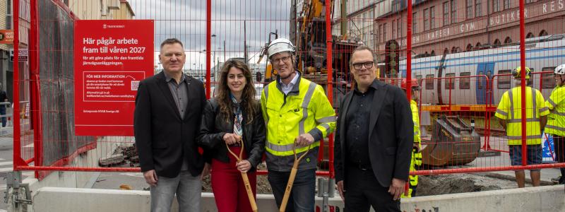 Från vänster till höger: Stefan Bergström, ordförande i exploaterings- och näringslivsutskottet, Sundbybergs stad, Ayla Eftekhari, kommunstyrelsens ordförande, Sundbybergs stad, Erik Lundman, projektchef, Trafikverket, Andreas Klingström, samhällsbyggnadsdirektör, Sundbybergs stad. Foto: Trafikverket