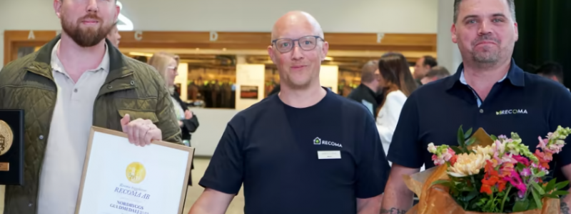 Max Rosenberg, Martin Ljungberg och Fredrik Rosenberg från Recoma vann Nordbyggs Guldmedalj för årets innovativa produktnyhet 2022. Foto: Svensk byggtjänst