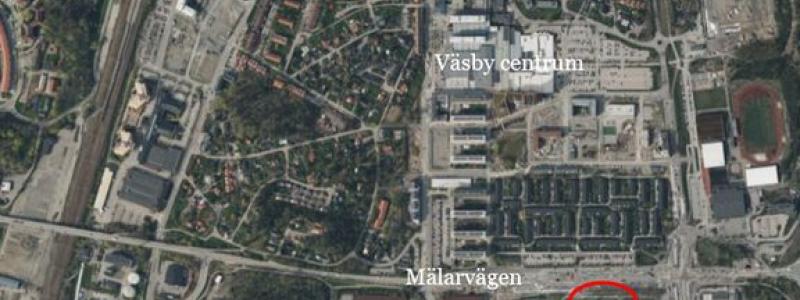 Det rödmarkerade området visar den framtida ytan för skyfallsparken, på södra sidan om Mälarvägen. Foto: Upplands Väsby kommun