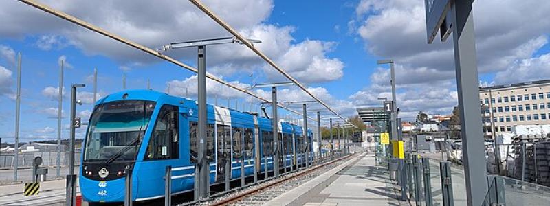 Tvärbanan av modell A35, vagnsnummer 462 vid Bromma flygplats. Foto: SL/ Wikimedia Commons / https://commons.wikimedia.org/wiki/File:SL,_Tv%C3%A4rbanan,_Bromma_airport_-_20250426_-_15.jpg