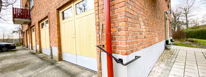 Slagporten är ett bra alternativ om man även använder garaget som förråd eller hobbyrum. Den tar ingen plats i taket och skymmer heller inte lamporna.
