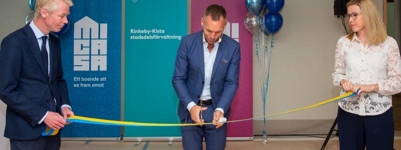 Ole Jörgen Persson, ordförande Rinkeby-Kista stadsdelsnämnd, Erik Slottner, äldreborgarråd, Michaela Hollis, styrelseordförande Micasa. Foto: Micasa Fastigheter