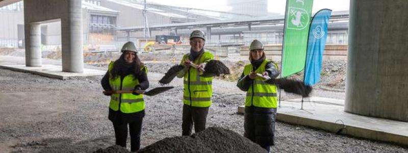 Spaden i marken för Barkarbys bussterminal vid den framväxande knutpunkten för kollektivtrafik. Vid spadarna: Emma Feldman, kommunstyrelsens första vice ordförande, Järfälla kommun, Anton Fendert (MP), trafikregionråd, Region Stockholm (SL) och Eva Ullberg, kommunstyrelsens ordförande, Järfälla kommun. Foto: Järfälla kommun