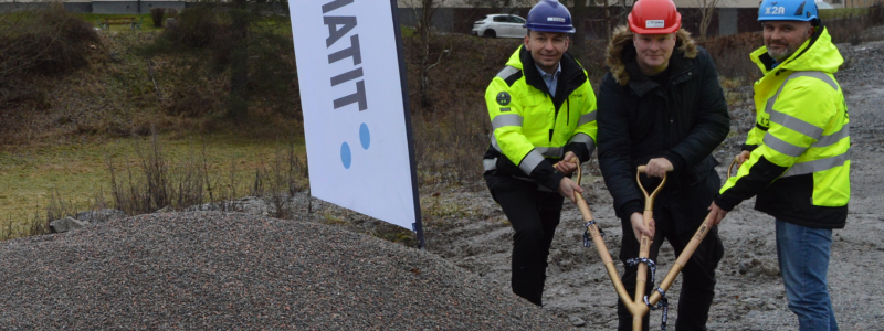 Första spadtaget markerar starten på Titania och 2xA Entreprenad's bostadsprojekt i Rågsved, där 200 nya hyresrätter tar form för att förändra stadslandskapet. Foto: Titanina