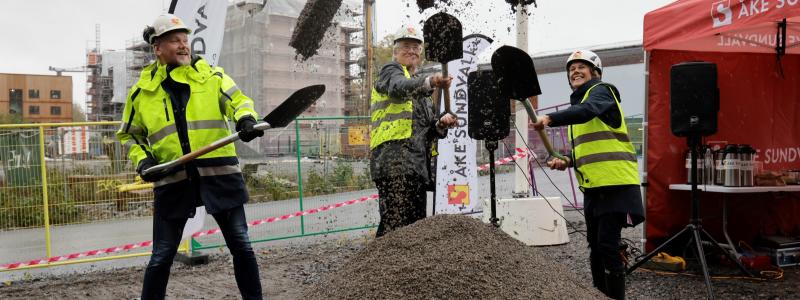 Johan Lins vVD Åke Sundvall AB och Hållbarhetschef, Jan Valeskog Stadsbyggnadsborgarråd tillsammans med Hanna Lindskog vd Åke Sundvall Byggnads AB och tar ett gemensamt spadtag för de nya bostadsrätterna. Foto: Åke Sundvall Byggnads AB