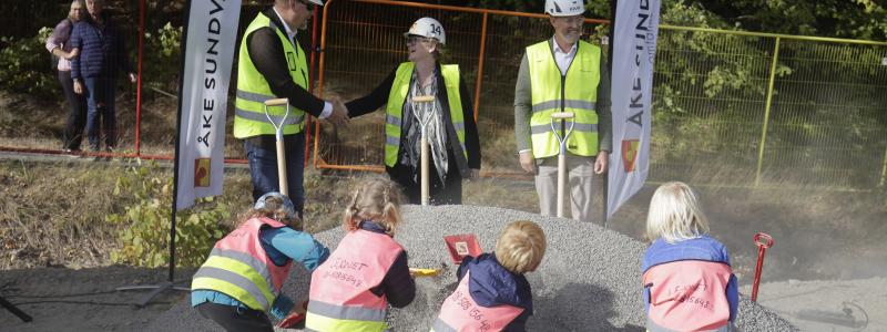 Karin Wanngård Finansborgarråd Stockholms stad, tillsammans med Martin Sundvall vd Åke Sundvall AB och Johan Lins vvd och Hållbarhetschef Åke Sundvall AB samt förskolebarn från förskolan Vintergatan tar ett gemensamt spadtag för de nya hyresrätterna och den kommunala förskolan i Klockelund. Pressbild: Åke Sundvall Byggnads AB