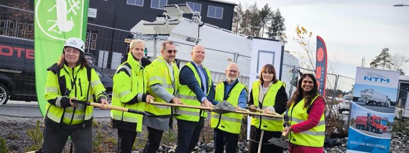 Spadtag för Truck Point Stäket tillsammans med fastighetsägaren JSR och de kommande hyresgästerna Botek, NTM Group och Thermo King. Pressbild: Järfälla Kommun