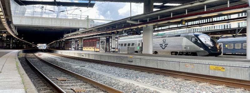 Jernhusen, som äger stationen, arbetar med förslag till överdäckning av spårområdet för att bland annat utveckla väntutrymmen och stationsmiljöer. Foto: Stina Wickenberg
