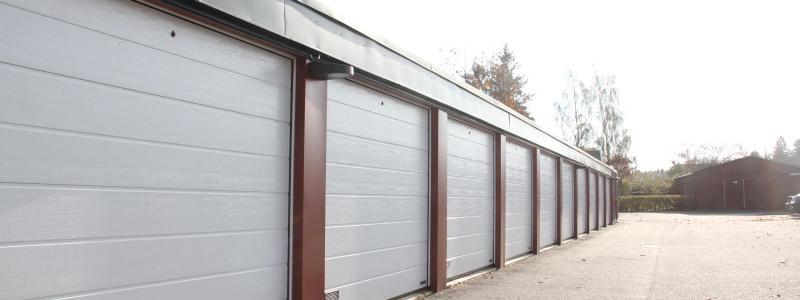 Den populära takskjutporten har en solid konstruktion och lång livslängd, om den servas regelbundet, och kan enkelt kompletteras med en motor som tar liten plats. Foto: Maria Borg, Garageportspecialisten.