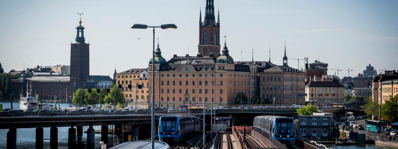 Omkring 350 000 resenärer passerar dagligen mellan Slussen och Gamla Stan. Foto: SL