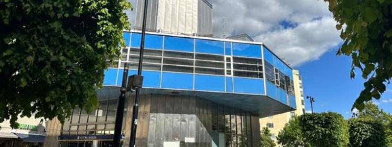 Den befintliga entrén till Västra skogens tunnelbanestation. Foto: Solna stad