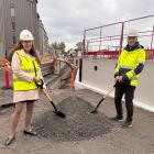 Tina Runhem och Magnus Andersson tar första spadtaget på Norrberget. Pressbild: Besqab