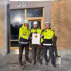 Fredrik Celmins, produktionsledare, Mikael Jadeborg, produktionsledare och Magnus Granlöf, arbetschef Ikano Bostad tar stolt emot kvalitetsutmärkelsen ”PQi – Utmärkt Projektkvalitet” för arbetet i projektet Lysa. Pressbild: Binosight
