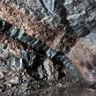 Ett diagonalt stråk av diabas i tunnlarna mellan Station Södra Hagalund och Hagastaden. Bild: Region Stockholm