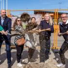 Nyligen togs det första symboliska spadtaget för att markera starten på bygget av den nya hallen. FV: Peter Wikström, Hammarby Friidrott, Anders Kindberg, fastighetsdirektör, Alexandra Mattsson förskole-, fritids och fastighetsborgarråd, Maria-Elsa Salvo, ordförande i idrottsnämnden, Marina Högland, idrottsdirektör och Håkan Pontén Andersson, Enskede IK. Foto: August Néon Dellert