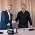 Tobias Hansson, vd för Grid Integration på Hitachi Energy, och Melker Jernberg, vd Volvo Construction Equipment. Pressbild: Swecon