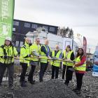 Ett första spadtag för Truck Point Stäket tillsammans med fastighetsägaren JSR och de kommande hyresgästerna Botek, NTM Group och Thermo King. Källa: Järfälla kommun