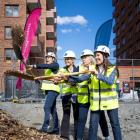 Det första spadtaget tas av Johan Knaust, VD K2A, Maria Jäger, projektchef Söderstaden, exploateringskontoret, Marina Högland, idrottsdirektör och Maria-Elsa Salvo (S), idrottsnämndens ordförande. Foto: K2A