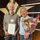 Mattias Rensfeldt, finansansvarig Botkyrka kommun, och Anna Mellström, vd Botkyrkabyggen, tog emot Kommuninvests pris för Högst andel Lån för social hållbarhet. Foto: Botkyrkabyggen