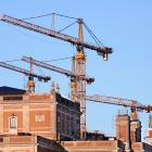 Byggkranar mitt i Stockholm. Foto: Johan Bjurer/Mostphoto