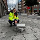 Mónica Nunes, byggprojektledare Stockholms stad, leder testet. Foto:Märit Wikström/Stockholms stad