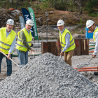 Hampus Bergman, projektledare på Derome BoPartner, Robert Falck (S), ordförande i Byggnads- och tillståndsnämnden i Sundbybergs stad, Roger Nilsson, projektchef på Niam, samt Martin D’Amore, medgrundare och affärsutvecklingschef på Storsala. Pressbild: Storsala