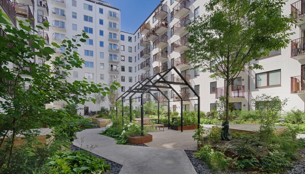 Bild från innergården på Brf Söderdepån med hyresrättsprojektet Persikan mittemot. Foto: Åke Gunnarssson/VUE