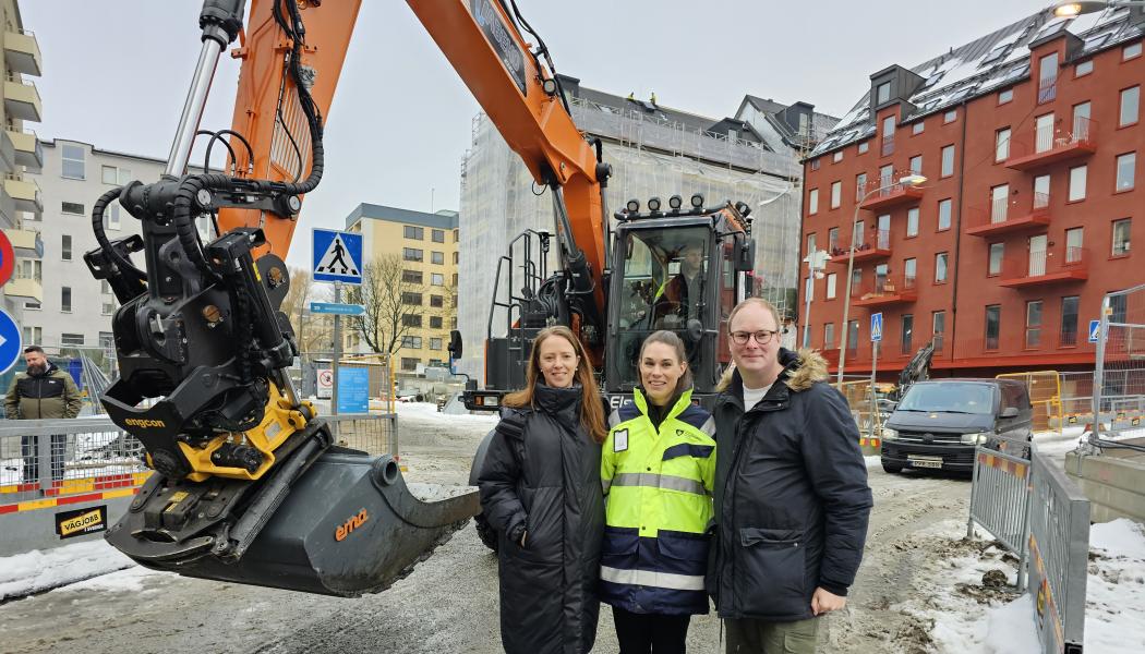 Åsa Lindhagen (MP) miljö- och klimatborgarråd, Johanna Stjernström byggprojektledare och Anders Österberg (S) biträdande finansborgarråd framför eldrivna Elsa. Foto: Anna Ingels/Stockholms stad