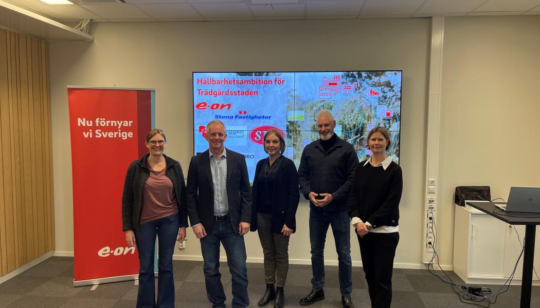Trädgårdsstadens hållbarhetsvision signerades av kommunstyrelsens ordförande i Upplands-Bro samt hållbarhetscheferna för energibolaget E.ON och för byggbolagen Riksbyggen, SBB och Stena Fastigheter. På bilden Mari-Louise Persson, Riksbyggen, Mattias Sikström, Stena Fastigheter, Carina Tollmar, E.ON, Fredrik Kjos, Upplands-Bro och Maria Dimming, SBB. Foto: Lena Berglund, E.ON