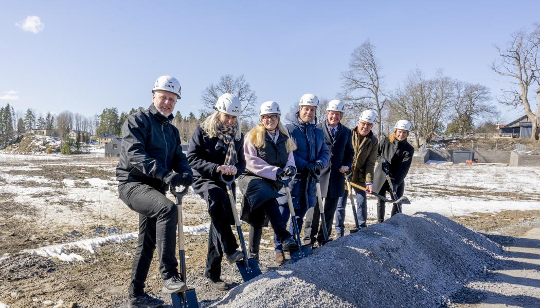 Kommunstyrelsens ordförande Marcus Svinhufvud, kommundirektör Kristina Tidestav, kommunalråd Patrik Isestad, Raoul Wallenbergskolornas ägare och grundare Per Egon Johansson, vd:n för fastighetsbolaget Hoivatilat AB Maria Frid samt Fanny Sachs och Marcus Wallenberg, som representerade markägaren Källberga Mark. 