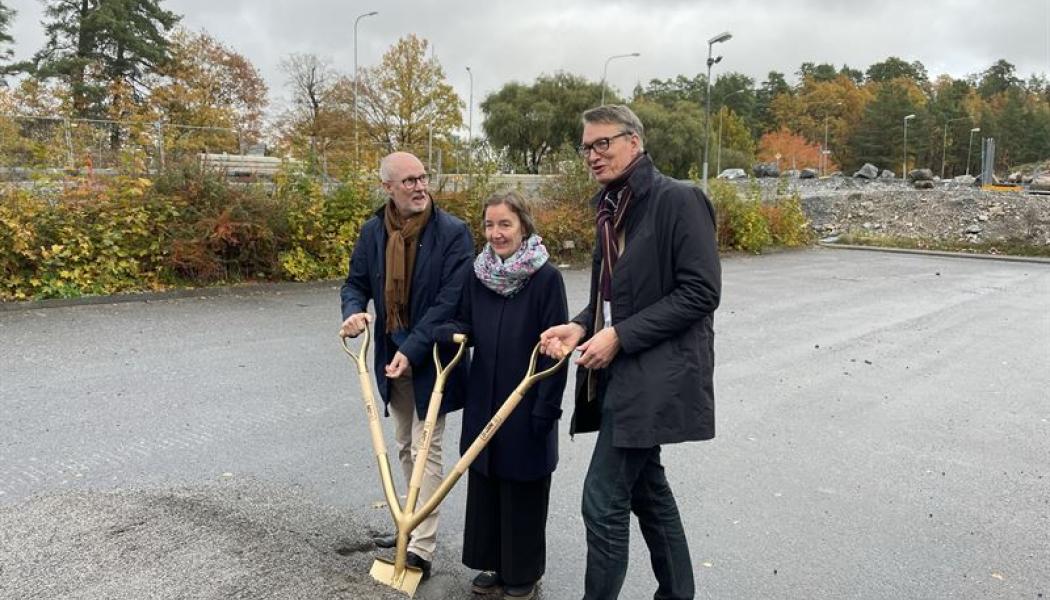 Mats Gerdau, Nacka kommun, Pia Minati och PG Sabel, vd Stena fastigheter Stockholm. Foto: Nacka kommun