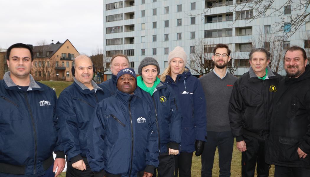 De nyanställda i projektet tillsammans med arbetsledare från Belles städ och Skurgubben samt ansvariga från Signalisten och Rikshem. Foto Signalisten