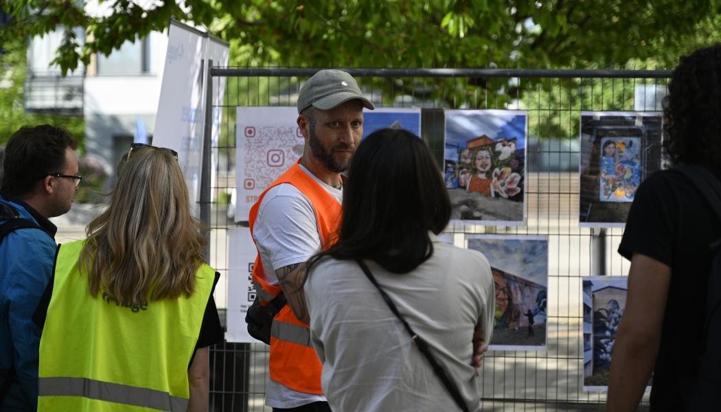 För några veckor sedan hölls ett första event där boende i Skogås och Trångsund bjudits in. Under eventet fick deltagarna träffa Streetcorner som samlade in olika förslag och idéer för konstmuren Foto: Huge
