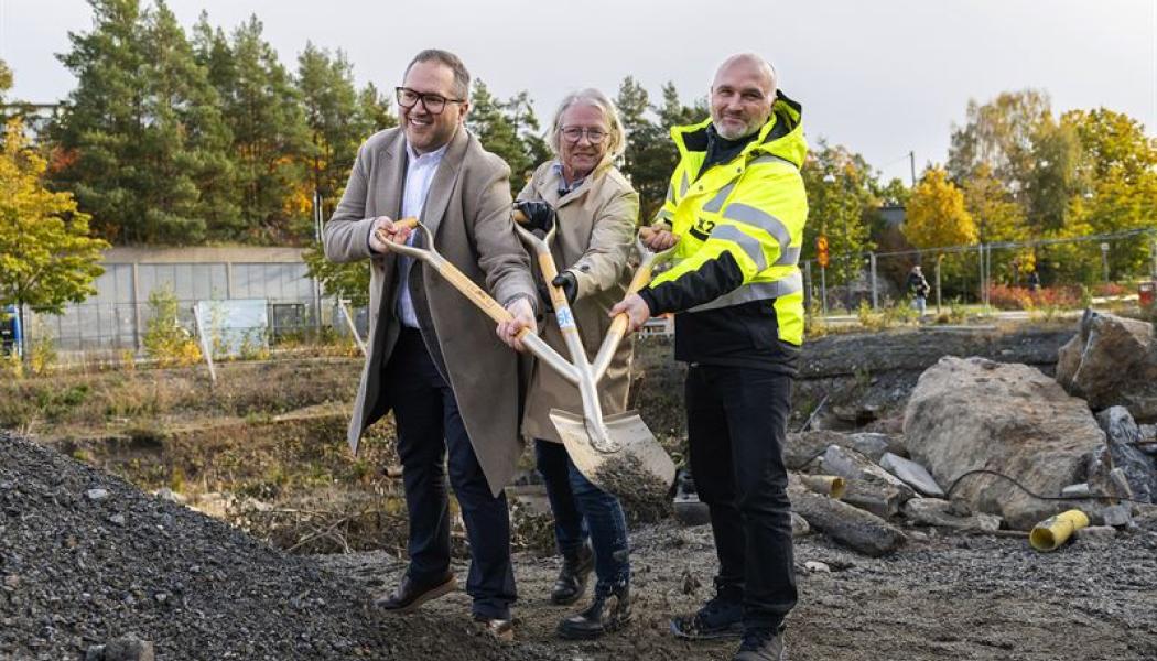 SKB har satt spaden i marken för 76 kooperativa hyresrätter i Gustavsberg. Från vänster Carl Kangas, kommunstyrelsens ordförande i Värmdö kommun, Charlotte Axelsson, ordförande SKB och Thomas Carlsson, vd 2A Entreprenad. Foto: baraBild