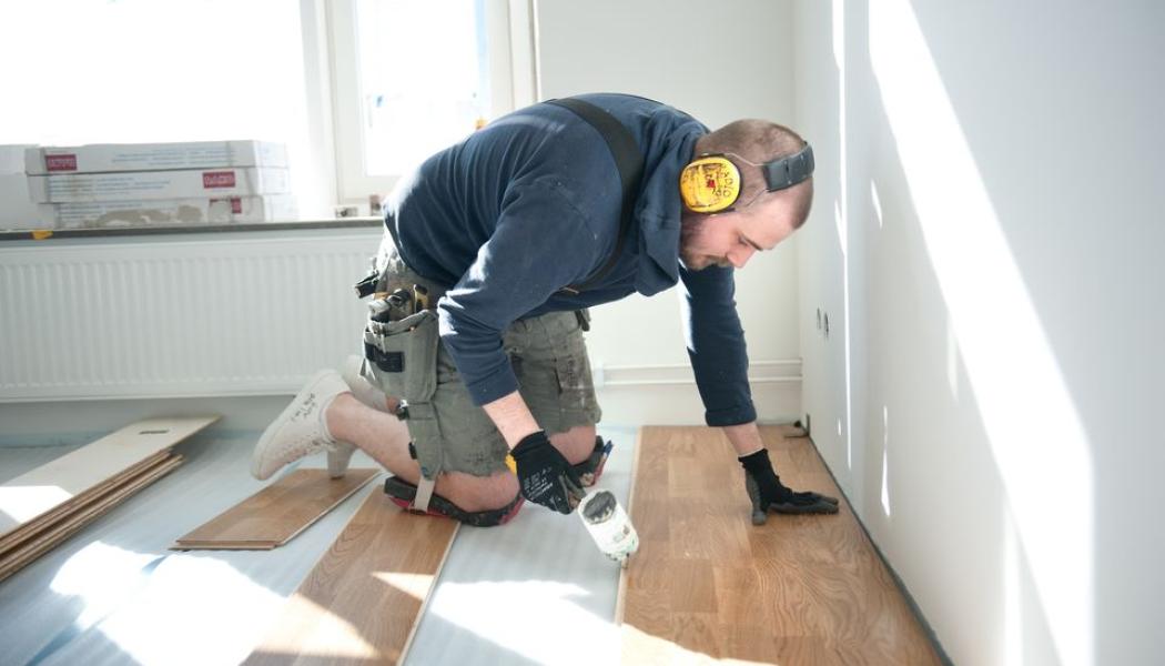 Byggbranschen är en av de näringsgrenar där arbetsorsakade besvär är särskilt vanliga. Ungefär en av tre sysselsatta uppger att de har besvär till följd av arbetet. Mia Åkerman. Arbetsmiljöverket.