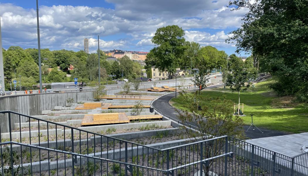 Anläggningen består av flera terrasser med sandigt material som filtrerar dagvattnet på dess väg till Karlbergskanalen. Foto: Elisabeth Lindvall