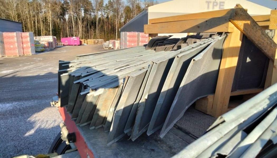 ”Återbruk och materialåtervinning sker fortfarande i låg omfattning idag, men vi ser ett perspektivskifte i branschen där fler projekt analyserar möjligheten att bevara och återanvända byggmaterial istället för att riva och bygga nytt”, säger Kari Koskinen och pekar ut möjligheterna med zink. Foto: Rheinzink