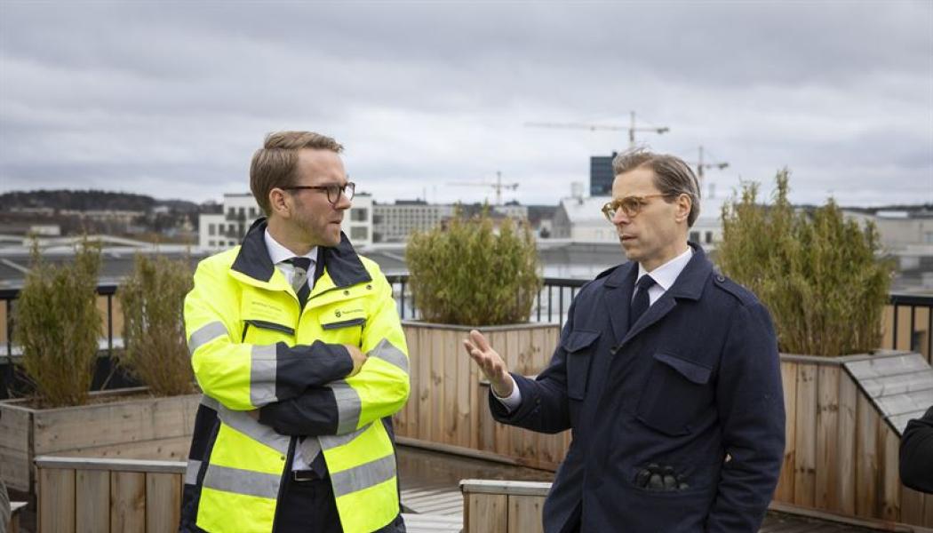 Bostadsminister Andreas Carlson (KD) och K2A:s vd Johan Knaust på taket till K2A:s studentbostäder i Barkarbystaden, Järfälla. Foto: Fredrik Hjerling