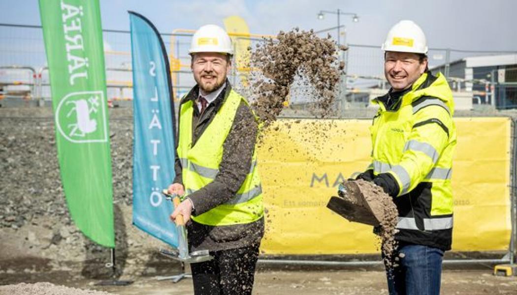 Dan Engstrand (M), kommunalråd i Järfälla kommun och Björn Bergman, Regionchef Öst, Magnolia Bostad tar tillsammans det första spadtaget för Brokvarteret i Barkarby. (Foto: Niklas Lindgren)