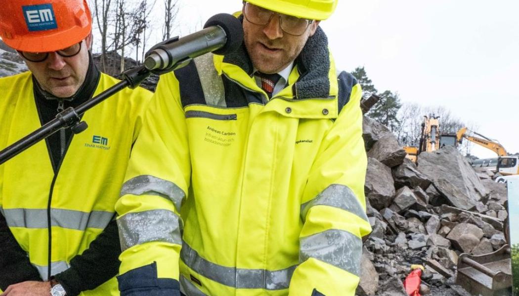 Infrastruktur- och bostadsminister Andreas Carlsson avtryck vid firandet i Bardisanen 1 på Kungsholmen. Foto: Einar Mattsson
