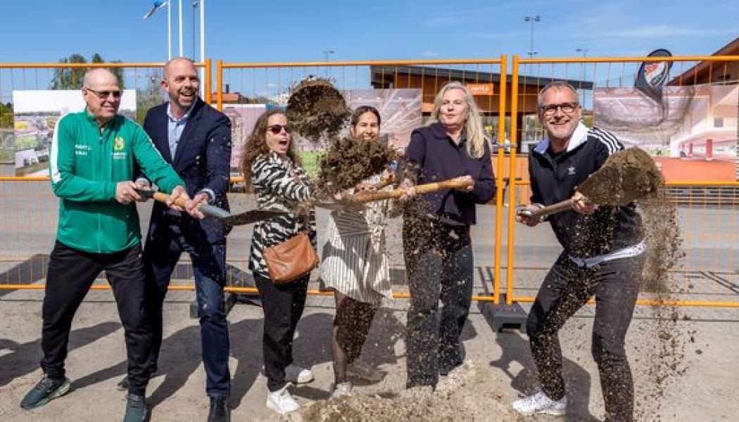 Nyligen togs det första symboliska spadtaget för att markera starten på bygget av den nya hallen. FV: Peter Wikström, Hammarby Friidrott, Anders Kindberg, fastighetsdirektör, Alexandra Mattsson förskole-, fritids och fastighetsborgarråd, Maria-Elsa Salvo, ordförande i idrottsnämnden, Marina Högland, idrottsdirektör och Håkan Pontén Andersson, Enskede IK. Foto: August Néon Dellert