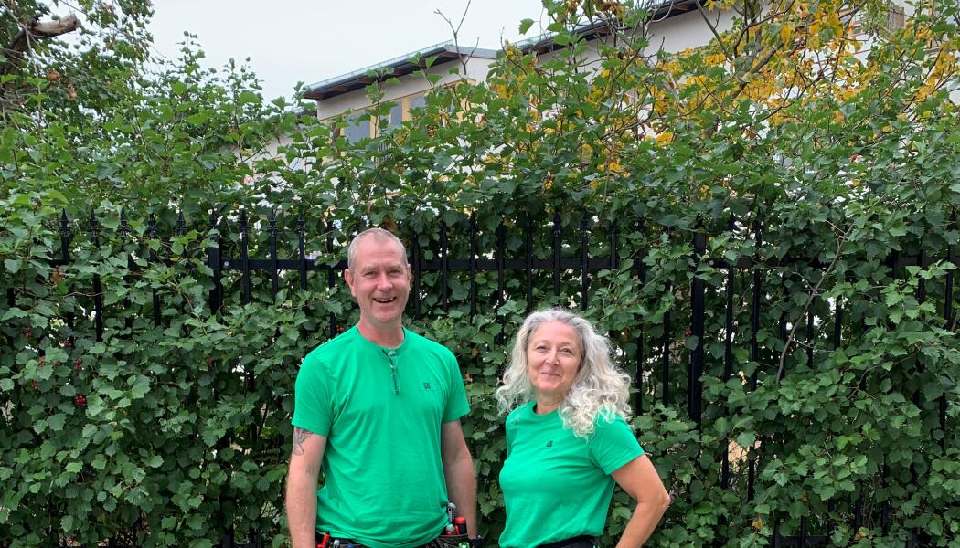 Fastighetsvärdarna Niclas Palm och Maria Arvidsson visar Botkyrkabyggens nya profilkläder. Foto: Botkyrkabyggen