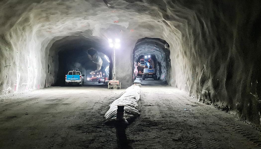 Sprängningsarbetet är färdigt och spåren på Gröna linjen mot Hässelby kan nu läggas tillbaka i den högra tunneln. I framtiden kommer tågen mot Arenastaden att ta av åt vänster på denna plats. Station Odenplan ligger strax bakom fotografen. Foto.: Region Stockholm