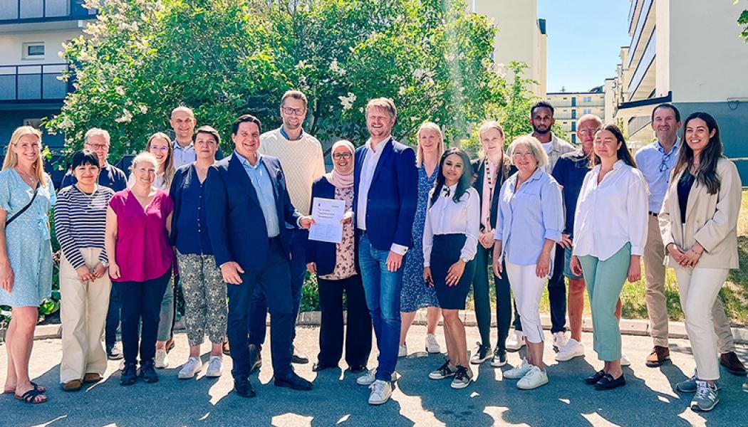Gruppbild på medarbetare från Micasa Fastigheter och Skanska. Foto: Emelie Melin