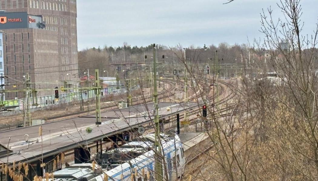 Älvsjö pendeltågsstation mot norr. En ny tunnelbanelinje ska byggas mellan Fridhemsplan och Älvsjö. Foto: Stina Wickenberg