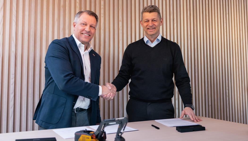 Tobias Hansson, vd för Grid Integration på Hitachi Energy, och Melker Jernberg, vd Volvo Construction Equipment. Pressbild: Swecon