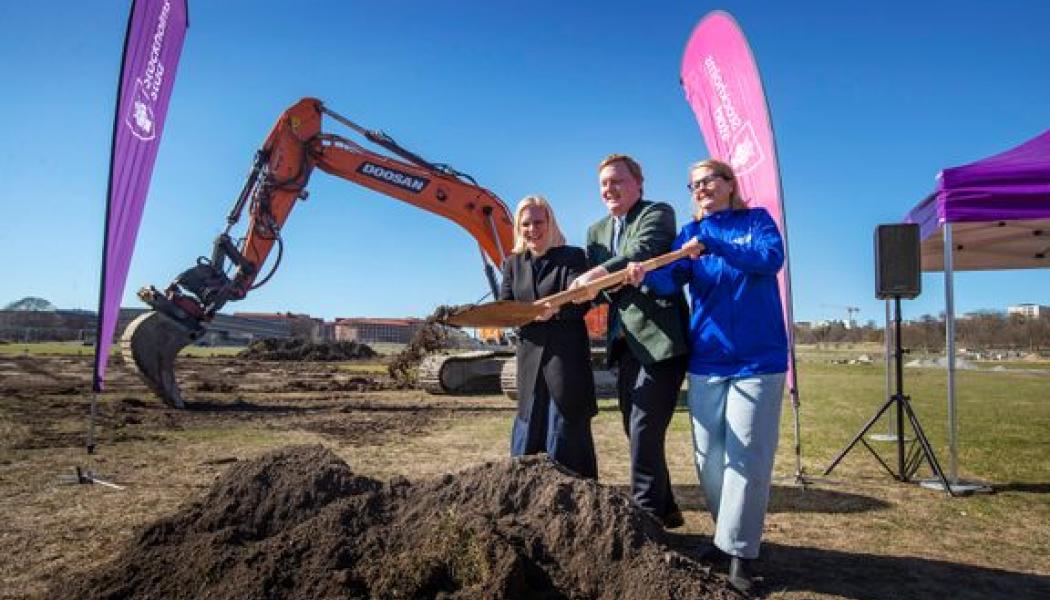 Karin Ernlund, idrottsborgarråd, Dennis Wedin, fastighetsborgarråd och Johanna Ankarcrona, Värtans IK ungdomssektion. Foto: Lennart Johansson