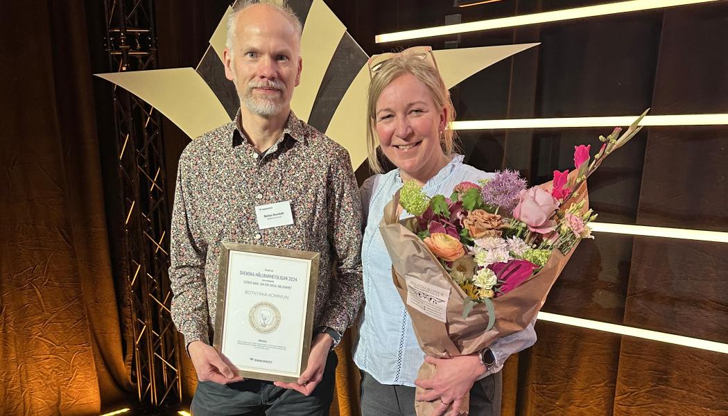 Mattias Rensfeldt, finansansvarig Botkyrka kommun, och Anna Mellström, vd Botkyrkabyggen, tog emot Kommuninvests pris för Högst andel Lån för social hållbarhet. Foto: Botkyrkabyggen
