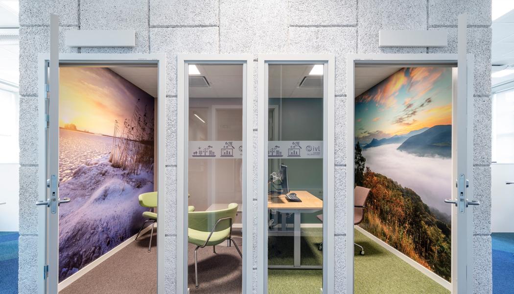 Kontor med återbrukade byggvaror och möbler. Foto: IVL Svenska Miljöinstitutet