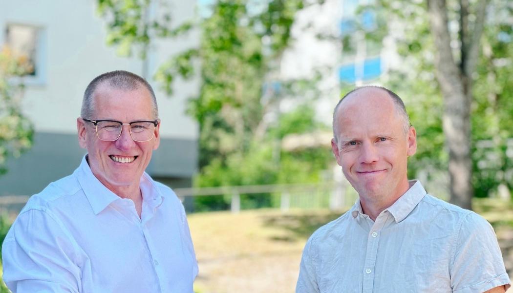 Kenneth Lindahl, enhetschef projekt på Micasa Fastigheter, tv, skakar hand med David
Grimheden, arbetschef på ByggPartner, efter kontraktsteckning.
Foto: Micasa